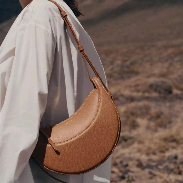 Sling Bag Crescent Leather – Premium vs Smooth Soft