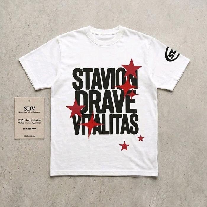 SDV Stavion Drave Vitalitas T-Shirt Putih dengan Desain Bintang Merah untuk Koleksi Vitalitas