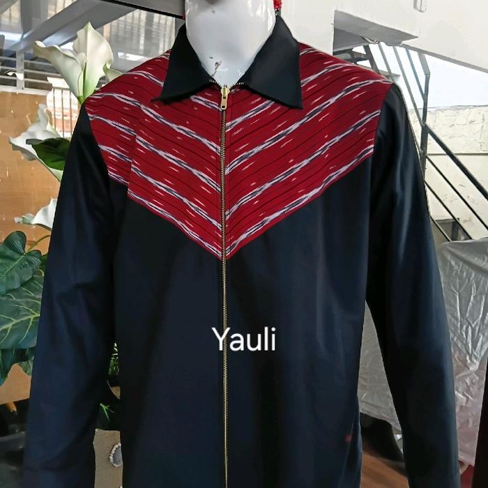 jaket pria dengan motif ulos,dengan kombinasi warna merah dan hitam dengan detael garis putih cocok 
