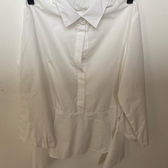 Preloved white tshirt zoe the label
