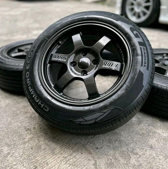 Velg TE37 R15 L7 ET38 + Ban 185/65 - Velg Advan RGD2 R16 L7 ET35 + Ban 195/50