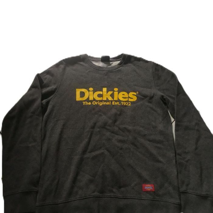 sweater crewneck Dickies berwarna abu-abu gelap dengan logo "Dickies The Original Est. 1922" di bagi