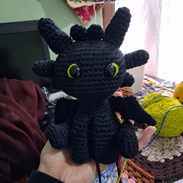 Ganci Toothless Boneka Rajut Hitam dengan Mata Kuning Cerah untuk Koleksi atau Hadiah