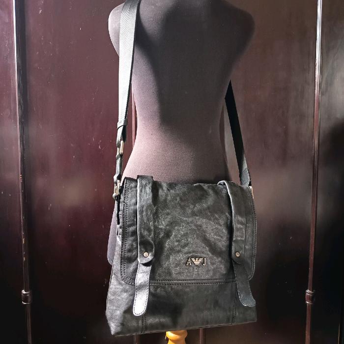 Sling Bag / Tas Selempang Pria Kulit Asli Ukuran Sedang Brand   A R M A N I  J E A N S  Black Genuin