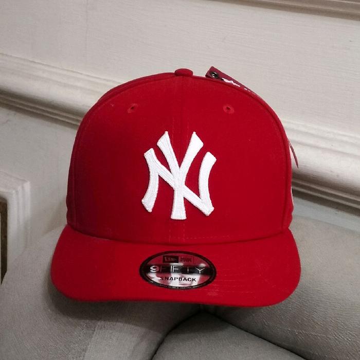 New Era Alpha Industries Topi Baseball Merah dengan Logo NY Putih dan Label Snapback