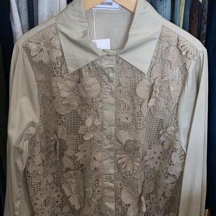 Vivorie Baju Kemeja Wanita dengan Detail Lace Elegan Warna Coklat Muda