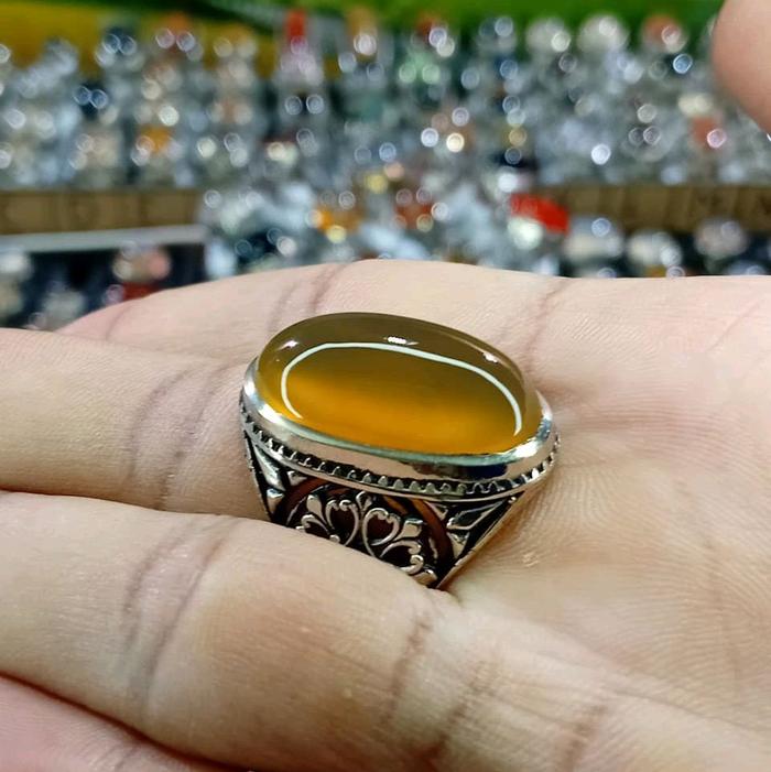 Obi nuklius alas kuning gulden