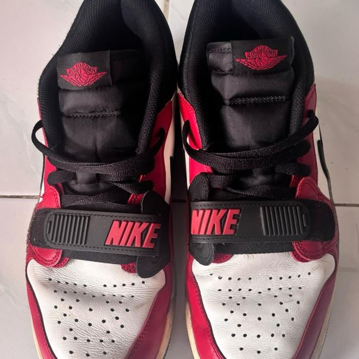 Nike Sepatu Air Jordan Low Legacy 312 Chicago 2019 dengan Desain Klasik dan Warna Merah Hitam