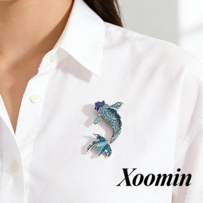 [Xoomin] Bros Motif Ikan Koi Berhias Kristal Warna Biru Hijau Desain Unik Aksesoris Pakaian Wanita M