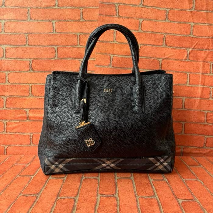 Tas Tangan Hitam Daks London Kulit Asli dengan Desain Elegan dan Praktis untuk Penggunaan Sehari-har