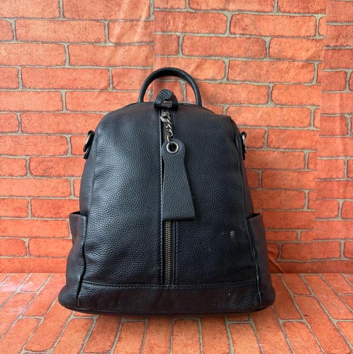 Tas Ransel Hitam Kulit Asli Second 1mp0rt  dengan Desain Elegan dan Praktis untuk Penggunaan Sehari-