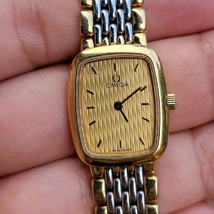 Omega Jam Tangan Deville Vintage Fashion Wanita Quartz Movement Dengan Desain Elegan Dan Tali Logam