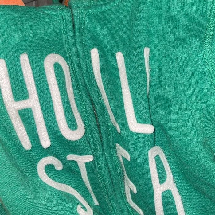 Hollister Jaket Hoodie Hijau dengan Tulisan Putih