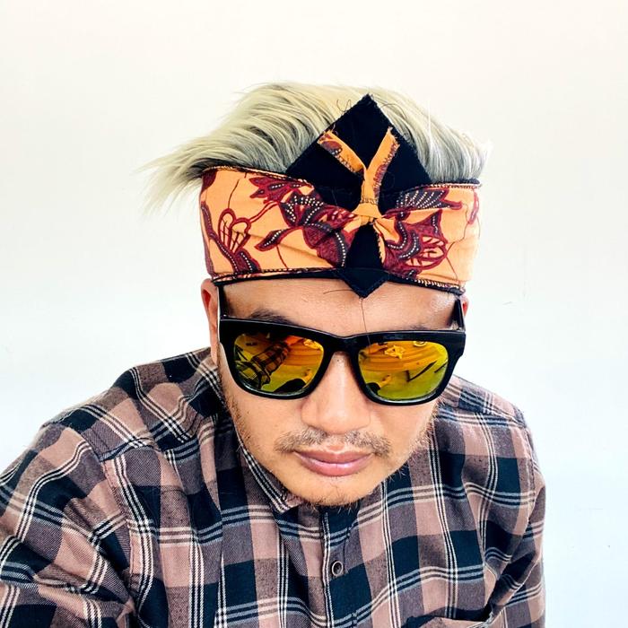 Topi Iket Kepala Madura Modernis dengan Rambut Palsu Halus/Udeng Pria