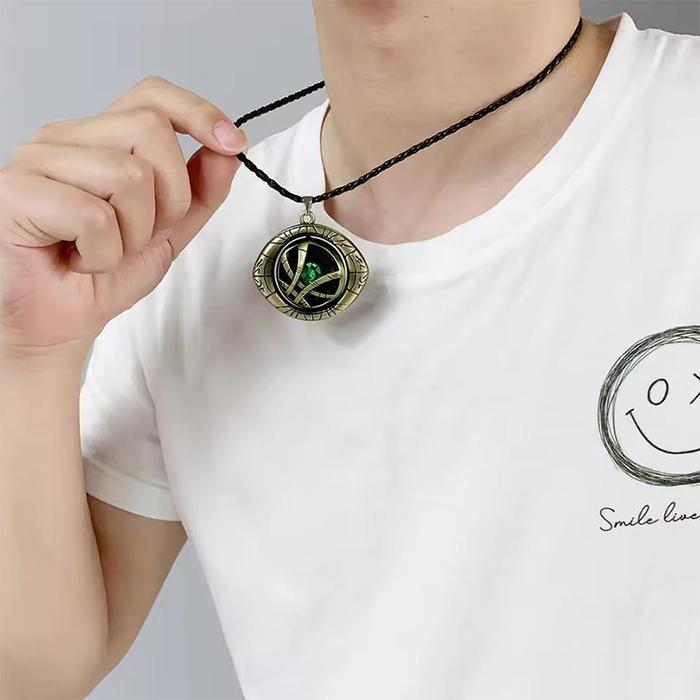 Kalung Titanium Pria Doctor Dr Strange Glow Dark Kalung Eye Agamotto Cosplay Avengers / Keychain Gan