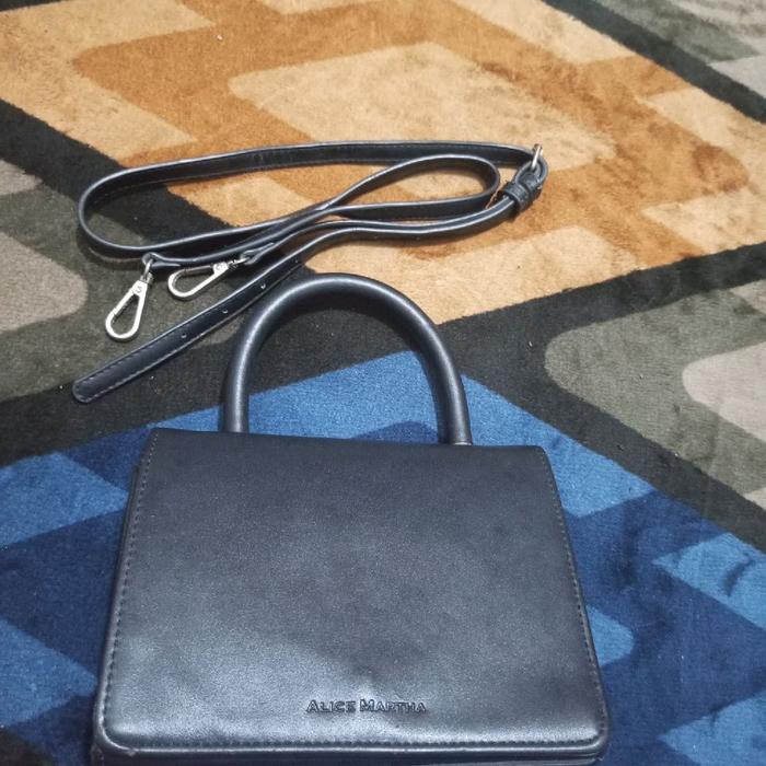 Alice Martha Sling Bag Wanita dengan Tali Panjang dan Desain Minimalis Hitam