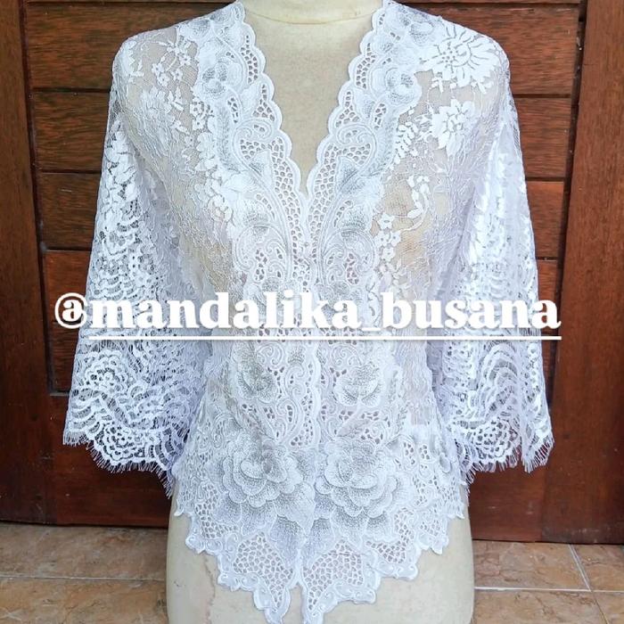 Mandalika Busana Kain Kebaya Brokat Bordir Putih Elegan dengan Desain Bunga Mewah