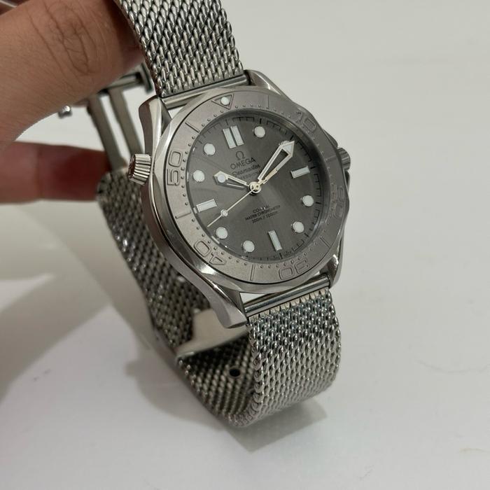 Jam Tangan Omega Brushed Steel with 007 sign