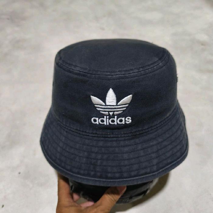 Topi bucket pria adidas trifoil hitam bekas