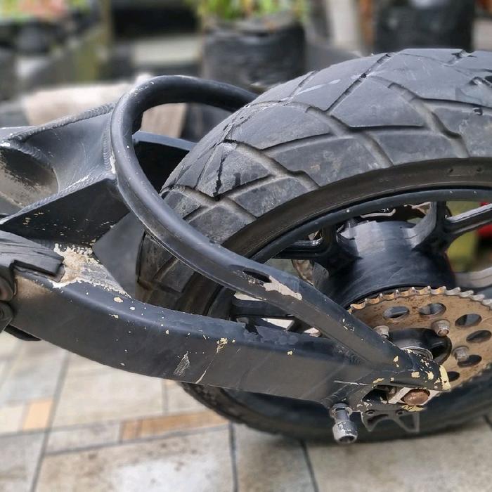 Swing Arm Suzuki GSX600 Set Velg dan Ban