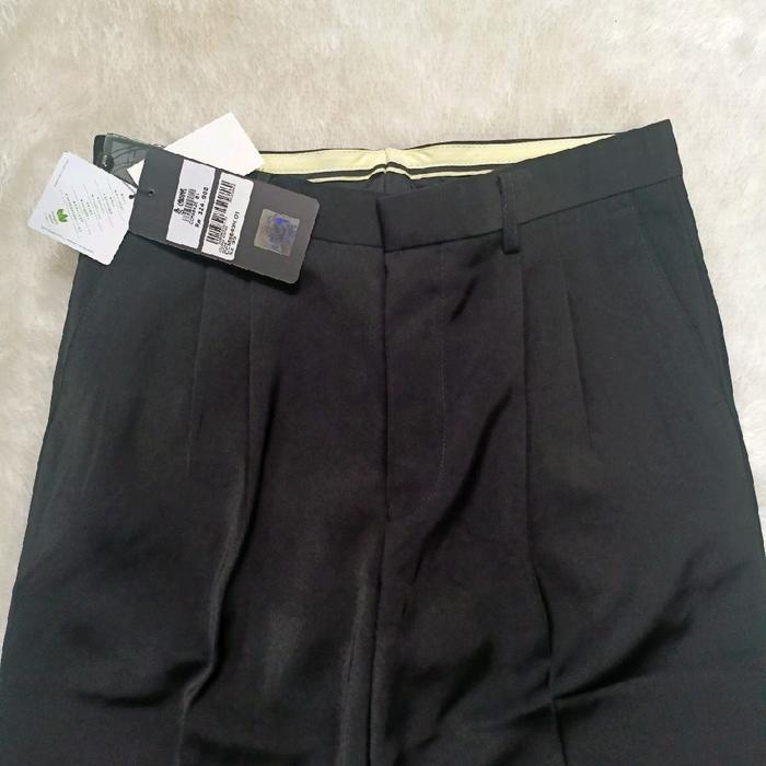 Celana kain Hitam Ploi Regular (CCM8642K.01).