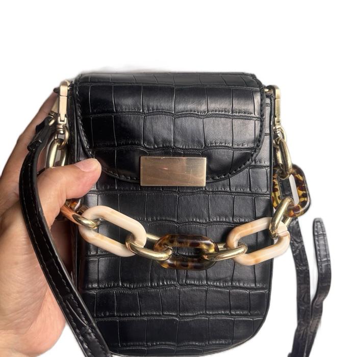 sling bag thrift brand formel camele bahan  Kulit  kondisi masih bagus Selempang Wanita