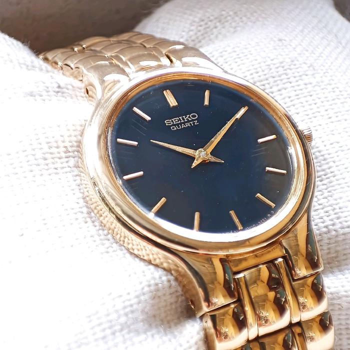 Seiko Vintage Ladies Rantai Gold   Jam tangan klasik dengan desain yang menarik. Cocok untuk wanita 