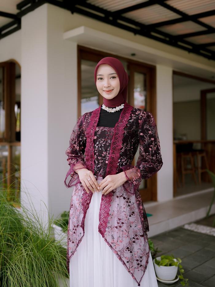 Delova Wardrobe - Clarissa Kebaya Kutu Moern Dewasa Premium Modern Brukat Vintage Cantily Outfit Ata