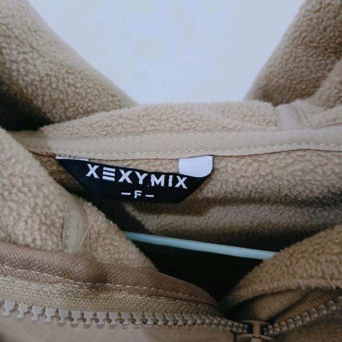 XEXYMIX Hoodie Coklat Susu dengan Desain Zipper dan Label Fesyen