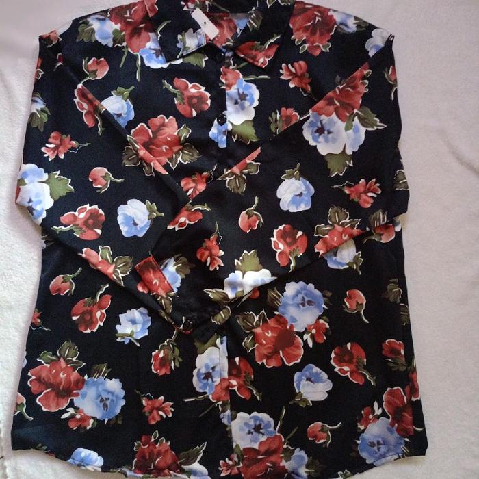 kemeja kerah,full kancing ( hidup),silk lembut,hitam motif bunga mawar