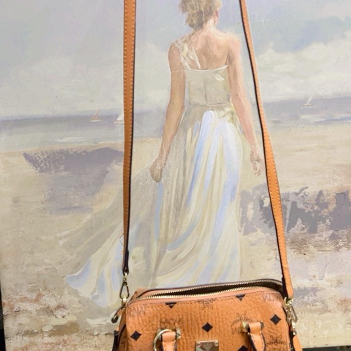 Tas MCM Kecil Imut dengan Desain Elegan dan Fungsi Praktis untuk Gaya Harian Anda