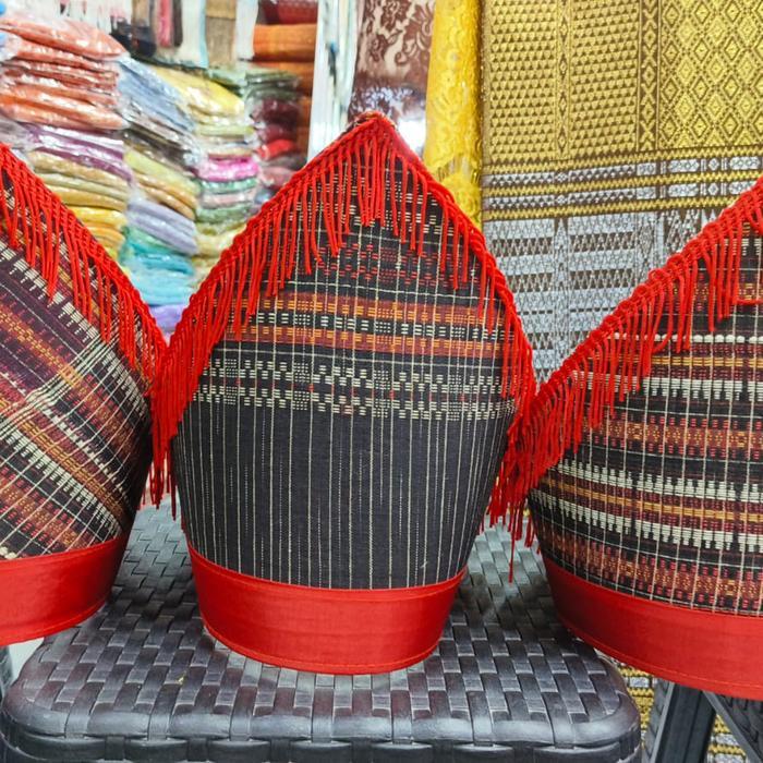 Topi Ragihotang Hitam Rumbai Merah Etnik Batak Sortopi Laki Laki