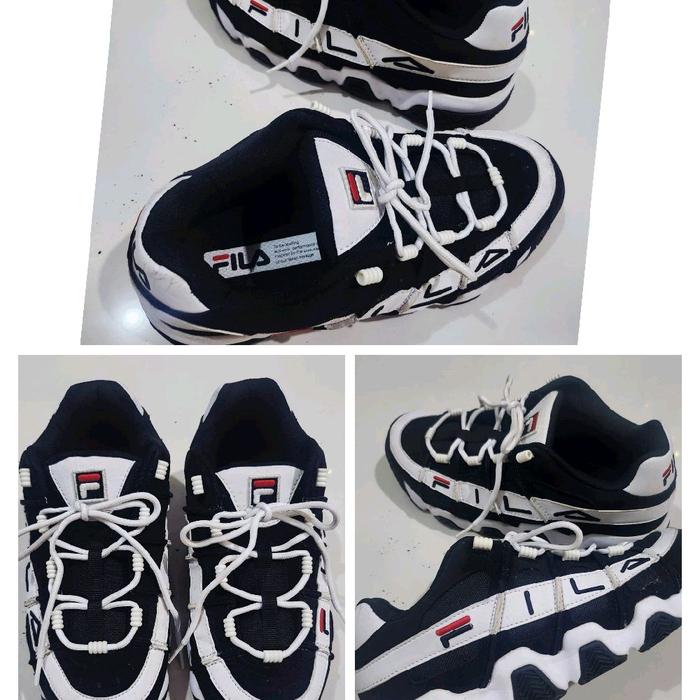 FILA Sepatu Sneakers Pria Hitam Putih Logo Merah Putih Tali Putih Nyaman untuk Olahraga dan Santai D