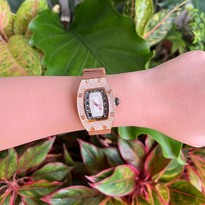 jam syahrini diamond wanita