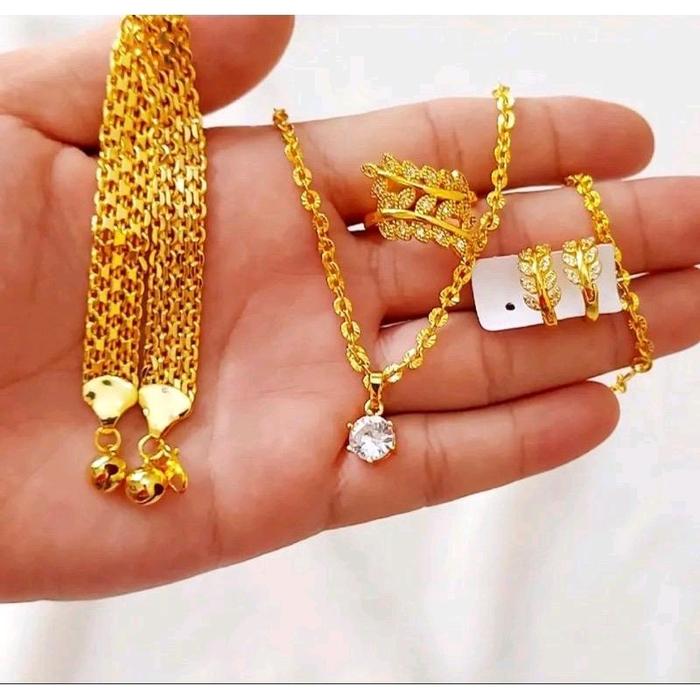 satu set perhiasan emas titanium