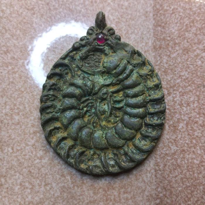 Liontin Mustika Lipan dengan Desain Unik dan Batu Permata Merah untuk Tampilan Elegan