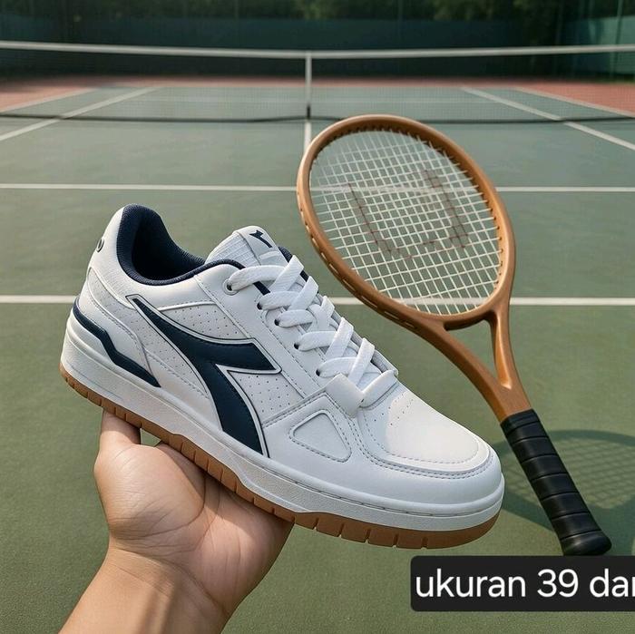 sepatu casual tenis diadora putih original