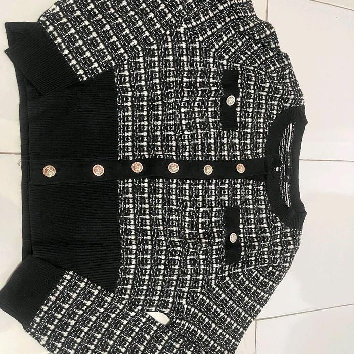 Blezer Executive Preloved dari Carousel - Sweater Wanita