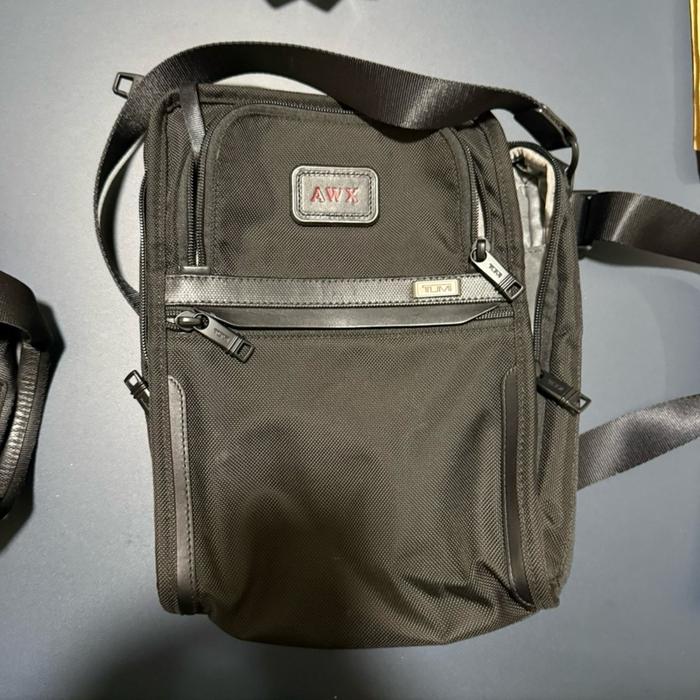 Tas Tumi Ukuran Kecil dengan Desain Minimalis dan Tali Bahu yang Nyaman untuk Penggunaan Sehari-hari