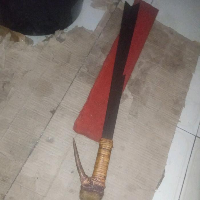 mandau Tua Iban pamor besi batu leleh asli Tua ratusan tahun