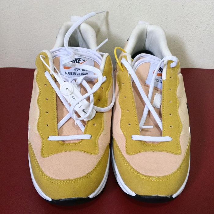 Sacai size 42 Sepatu Sneakers Kuning dengan Tali Putih dan Detail Cream Made in Vietnam