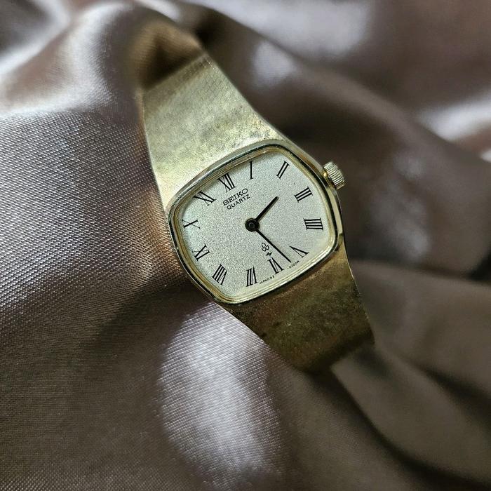 SEIKO GOLD TEXTURED DIAL BANGLE ROMAN INDEX QUARTZ ORIGINAL BRACELET GELANG JDM LADIES JAM TANGAN WA