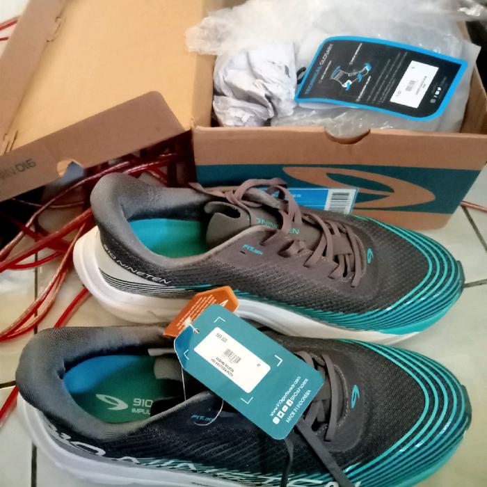 Sepatu joging nineteen hiroshi