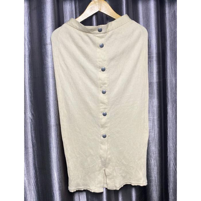 Uniqlo Rok Span Plisket Wanita dengan Desain Kancing Depan Bahan Nyaman untuk Kegunaan Sehari-hari M