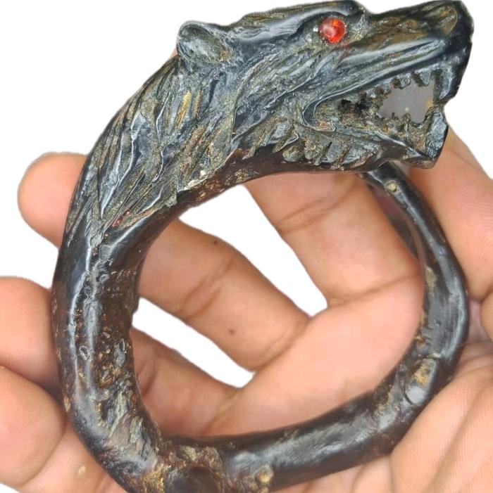 gelang akar bahar ukir srigala mata merah