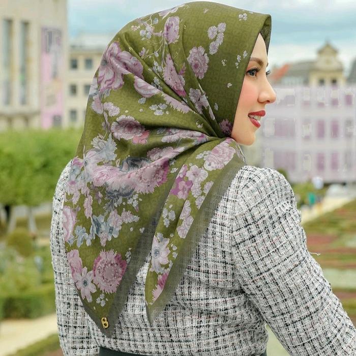 Hijab Buttonscarves Blume Square Semi Origina Cantik Pin logo BS Nyaman