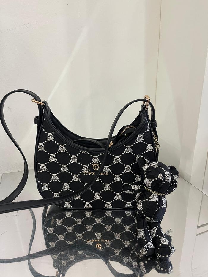 Tas Selempang Wanita TTWN Bear TN3240 Hitam Preloved 90% Kondisi Baik dengan Gantungan Boneka