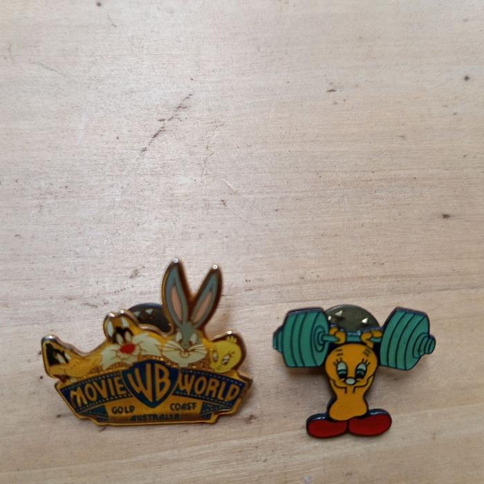 Warner Bros Sepasang Pin Original Vintage 90s Movie World Gold Coast Australia dengan Desain Bugs Bu