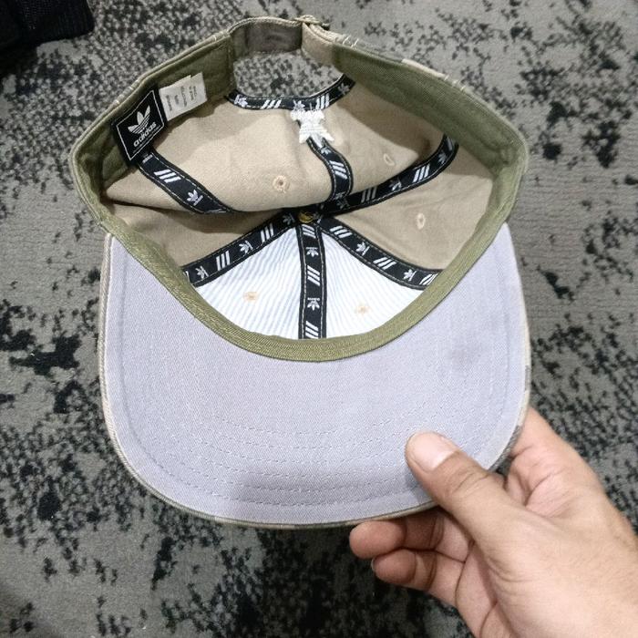 Adidas Topi Camo Bunga/Trifoil dengan Desain Camouflage dan Logo Adidas yang Khas