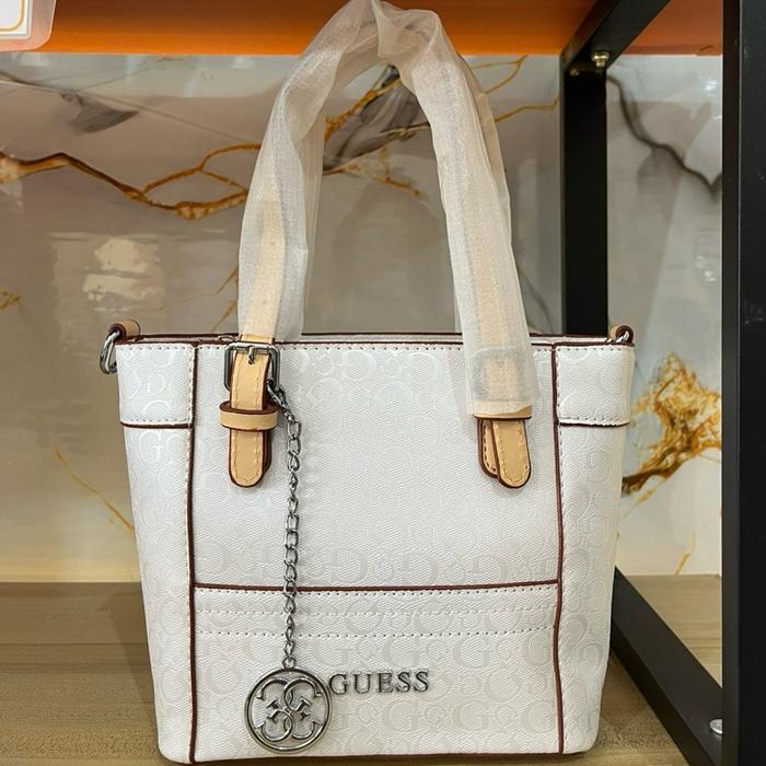 Guess Tas Tangan Wanita Putih dengan Rantai dan Logo G Guess